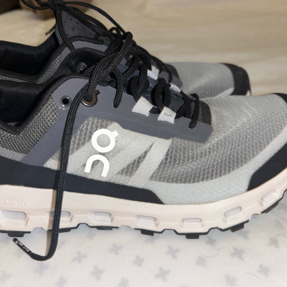 Bran new sneakers size 6 original ON RUNNING